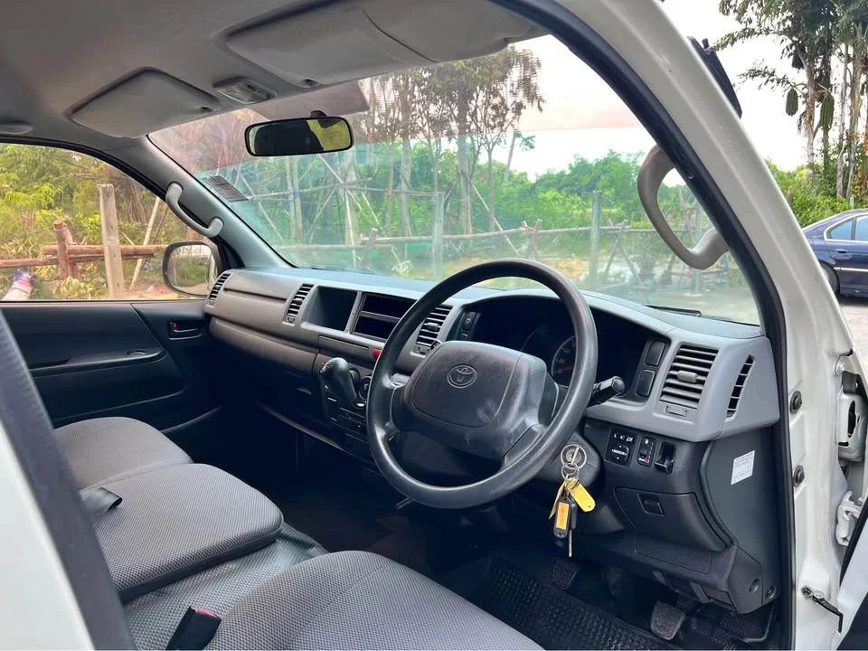 2012 Toyota Commuter V (H200) 3
