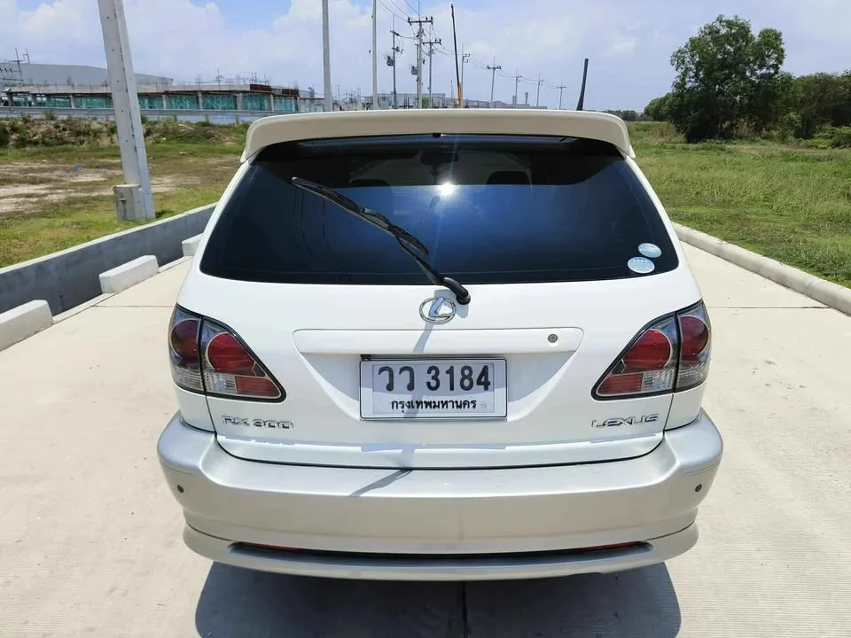 2003 Toyota Harrier I 3