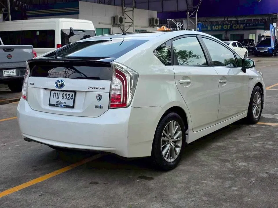 2012 Toyota Prius III 2