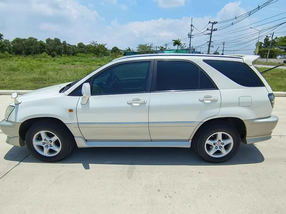 2003 Toyota Harrier I 3