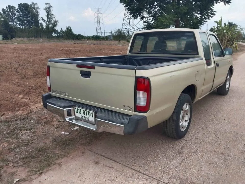 2001 Nissan Frontier I 3