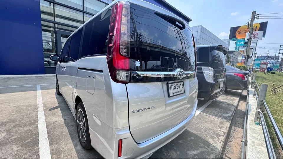 2015 Toyota Voxy III 2