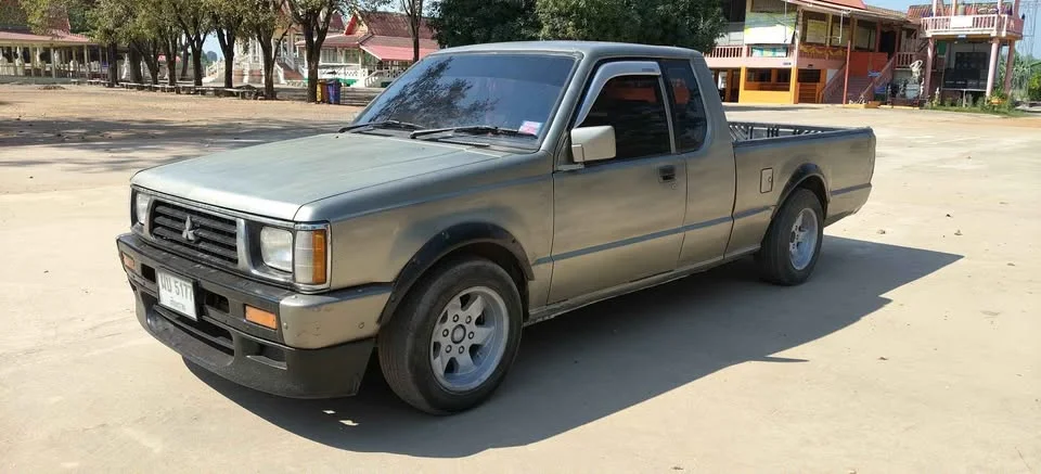 1995 Mitsubishi Triton II 3