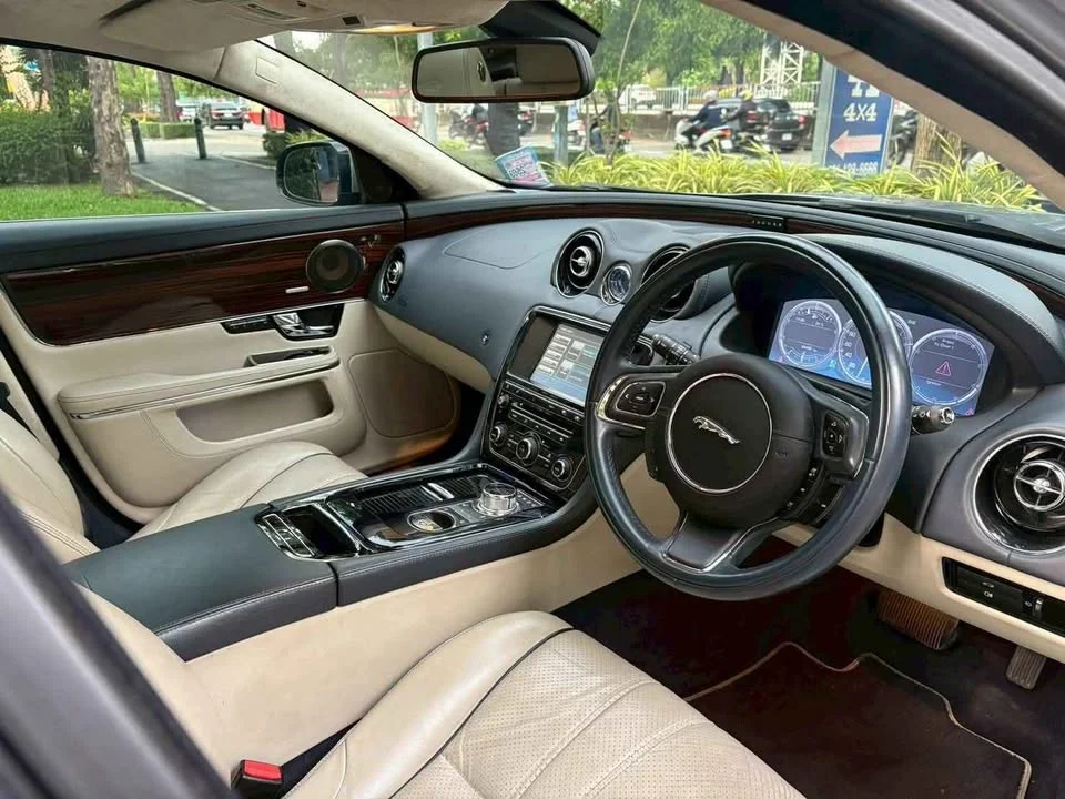 2011 Jaguar XJ X351 3