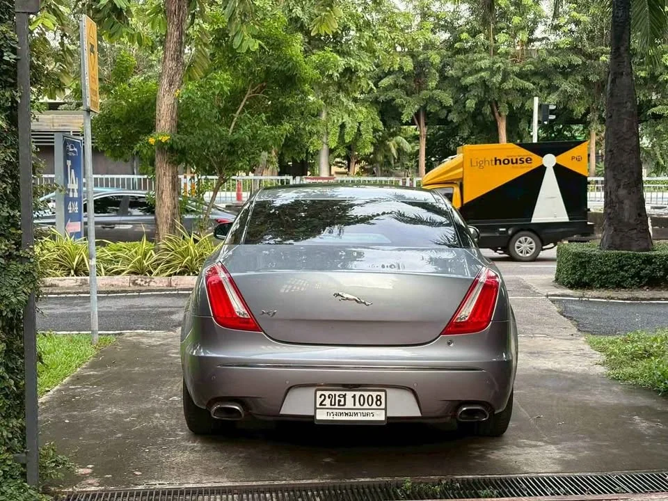 2011 Jaguar XJ X351 2