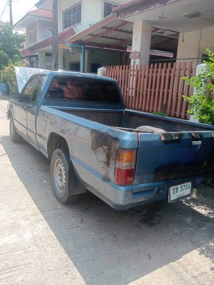 1992 Mitsubishi Triton II 2