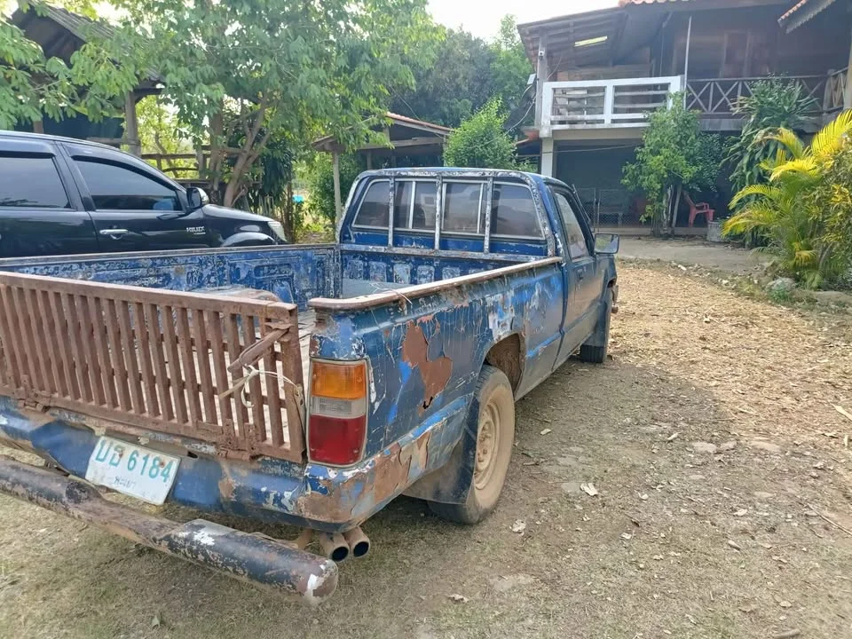 1992 Mitsubishi Triton II 3
