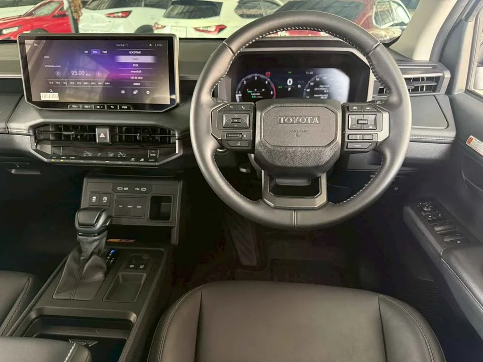 2025 Toyota Hilux VIII 3