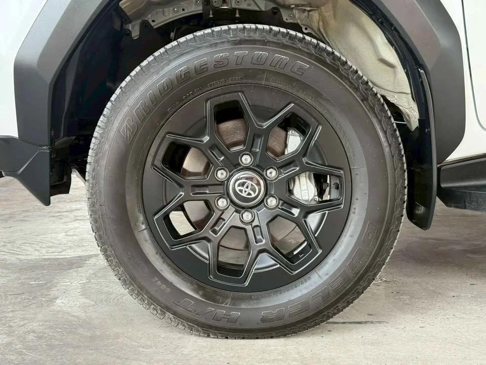 2025 Toyota Hilux VIII 2