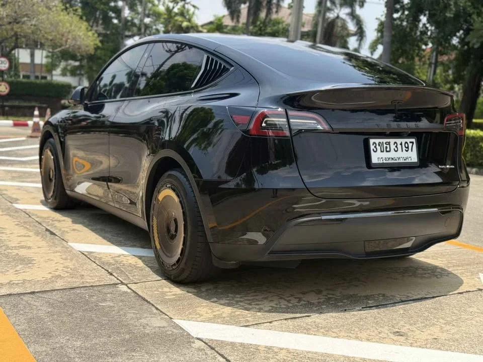 2023 Tesla Model Y 2