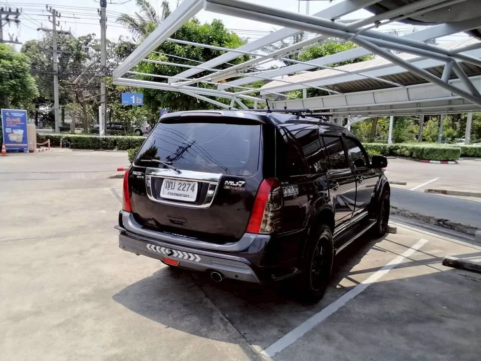 2011 Isuzu MU-7 3