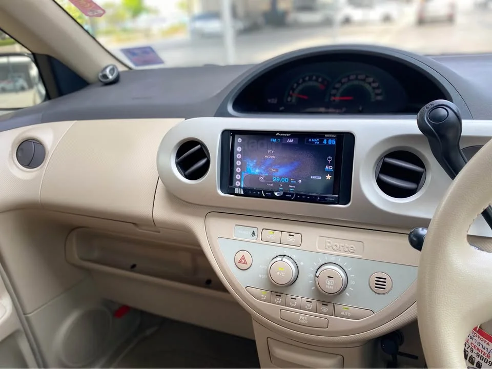 2013 Toyota Sienta I 3