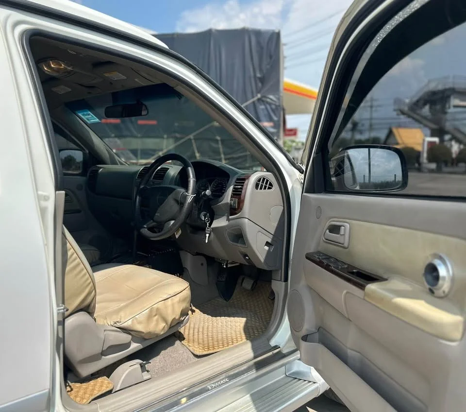 2005 Isuzu MU-7 3