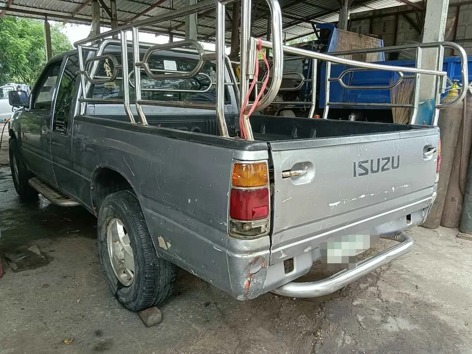 Isuzu TFR III 2