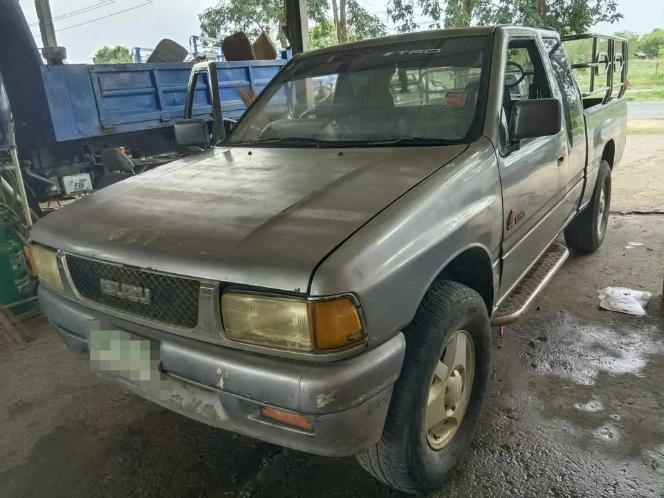 Isuzu TFR III 3