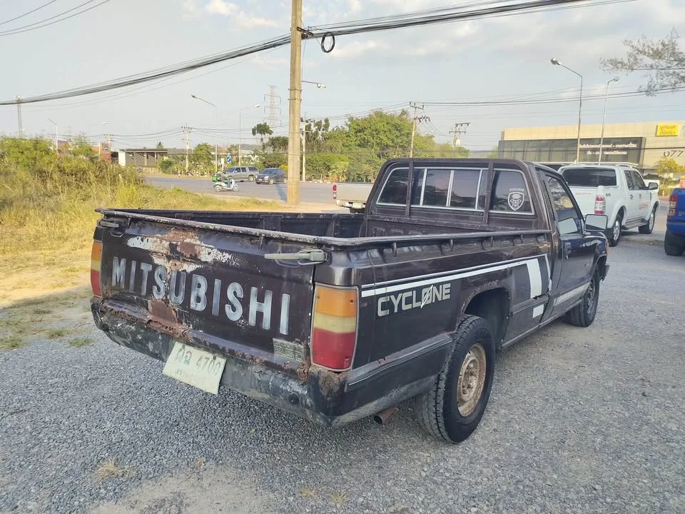 1989 Mitsubishi Triton II 3