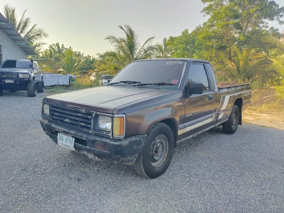 1989 Mitsubishi Triton II 2