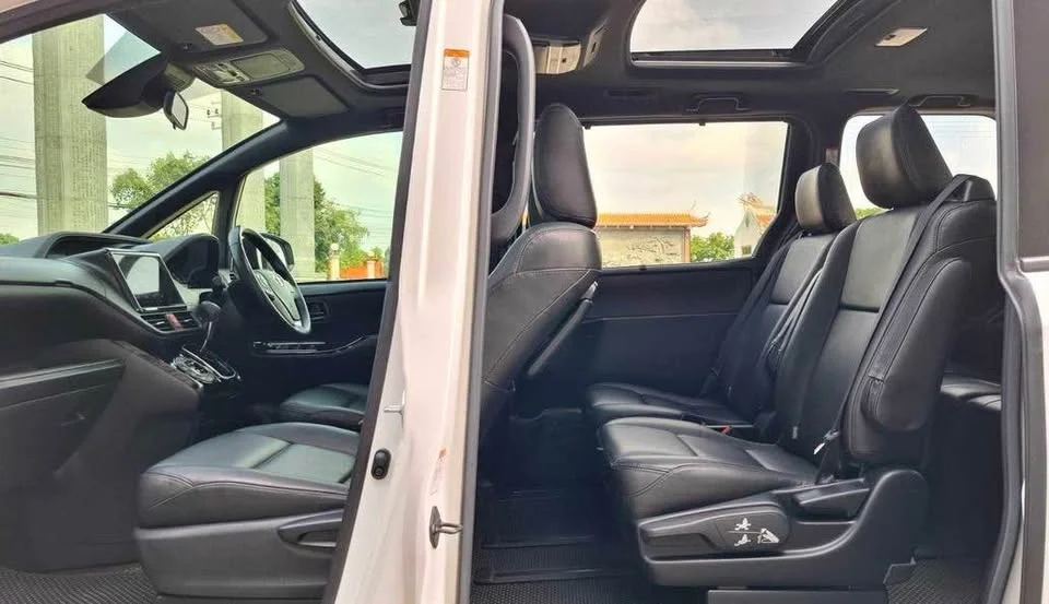 2019 Toyota Voxy III 2