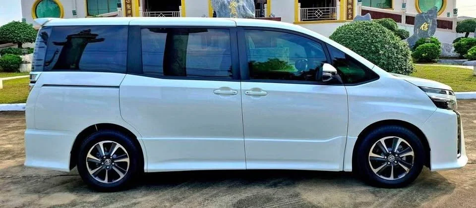 2019 Toyota Voxy III 3