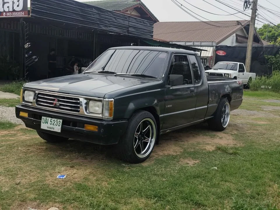 1995 Mitsubishi Triton II 2