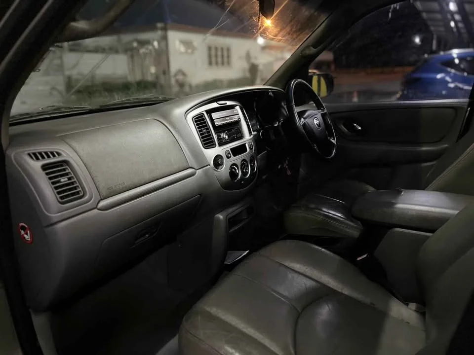 2003 Mazda Tribute I 3