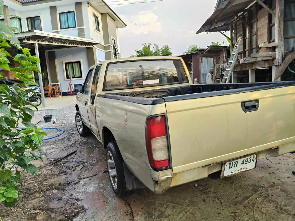2002 Nissan Frontier I 3