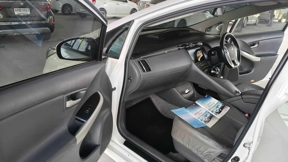 2011 Toyota Prius III 2