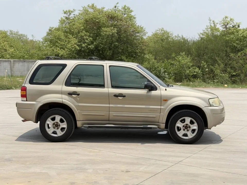 2004 Ford Escape I 3
