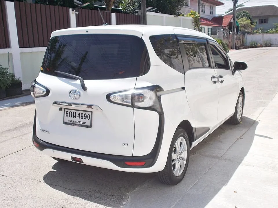 2017 Toyota Sienta II 3