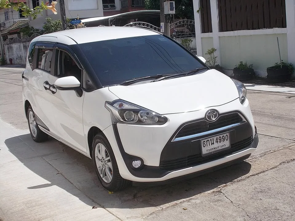 2017 Toyota Sienta II 2