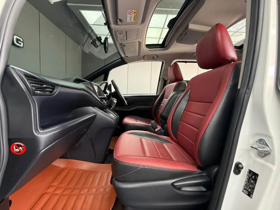 2014 Toyota Voxy III 2