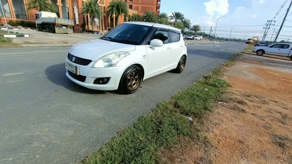 2013 Suzuki Swift II 2