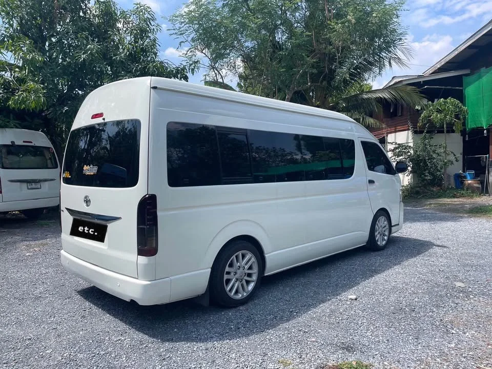 2011 Toyota Commuter V (H200) 3