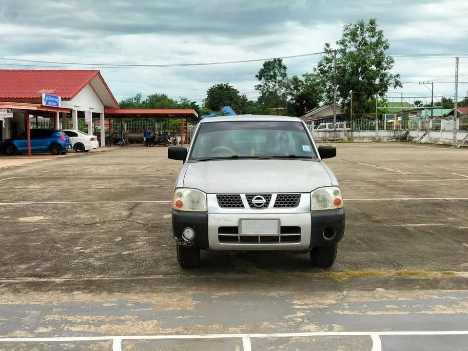2004 Nissan Frontier I 3