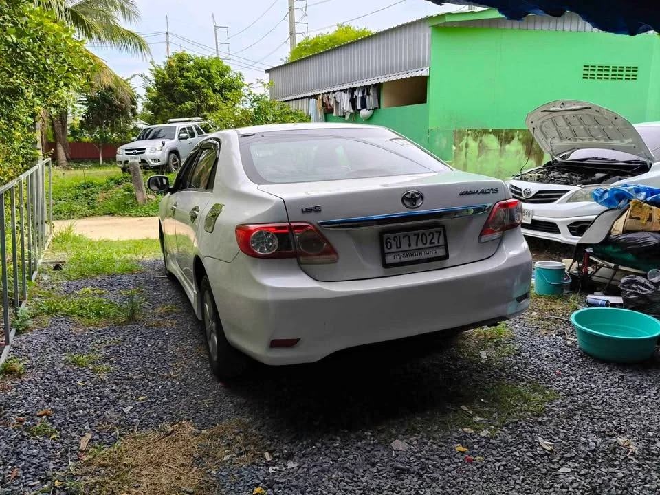 2013 Toyota Corolla Altis X (E140) 3