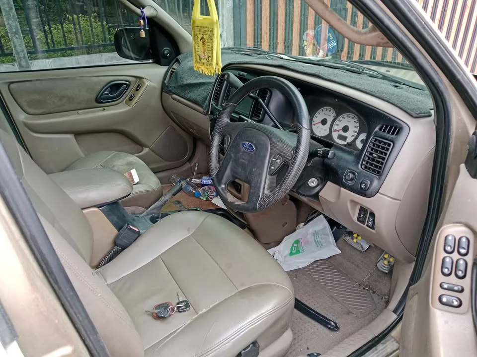 Ford Escape I 2