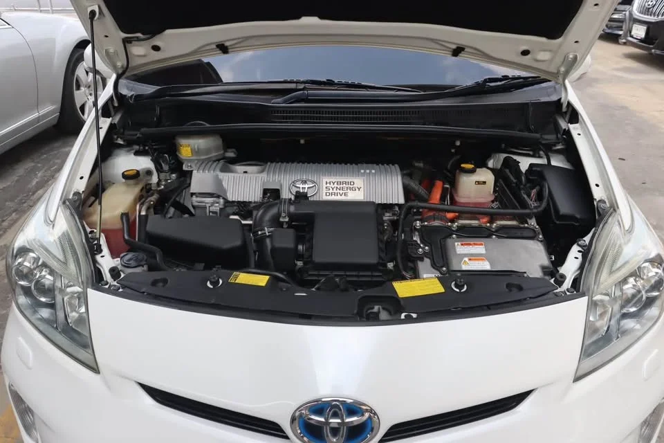 2013 Toyota Prius III 2