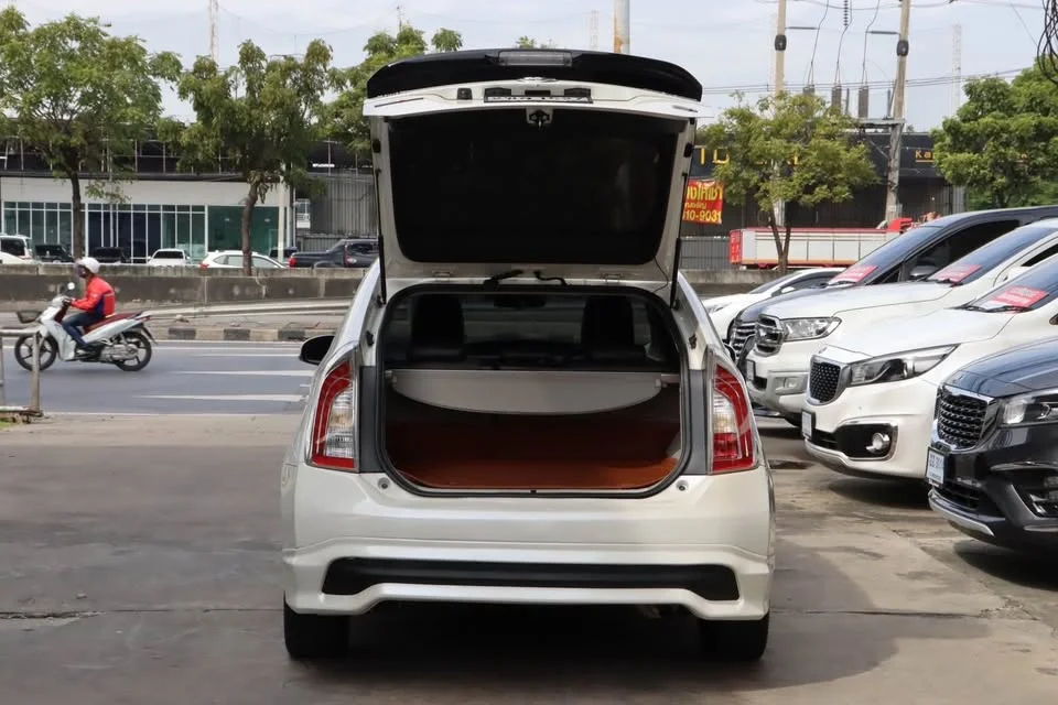 2013 Toyota Prius III 2