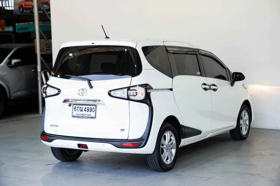 2017 Toyota Sienta II 2