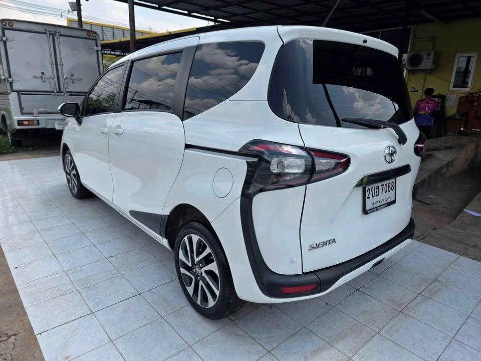 2017 Toyota Sienta II 2