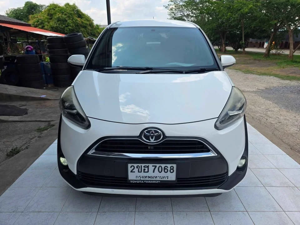 2017 Toyota Sienta II 3