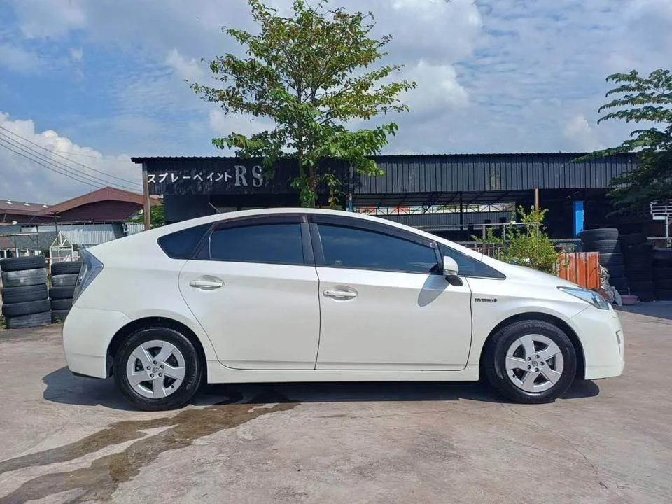 2011 Toyota Prius III 2