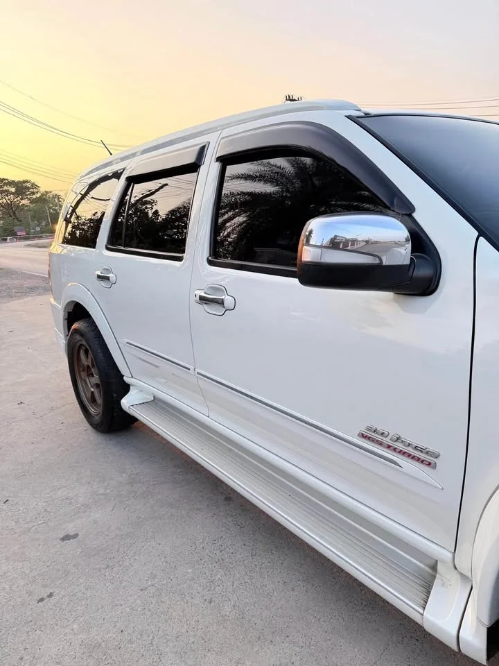 2009 Isuzu MU-7 3