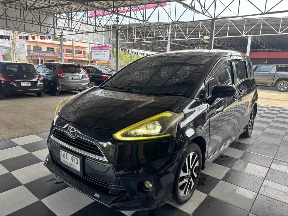 2017 Toyota Sienta II 2