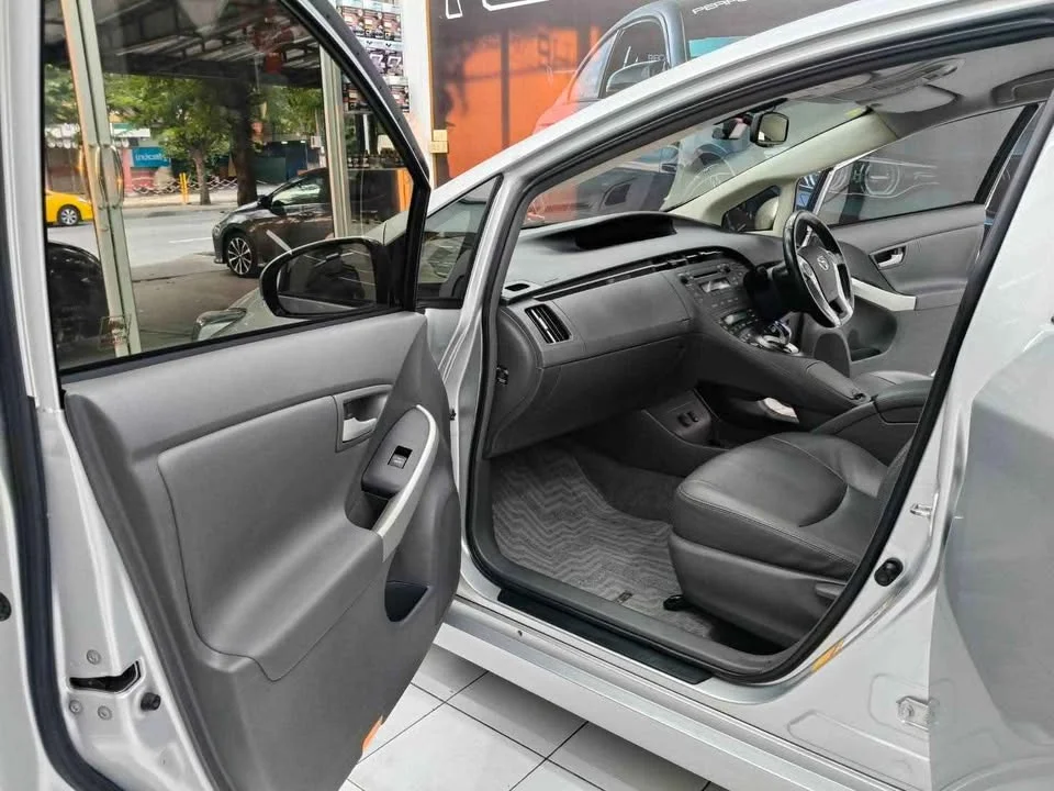 2011 Toyota Prius III 3