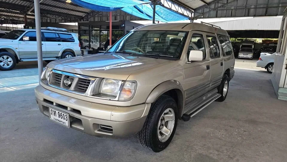 2000 Nissan Frontier I 2