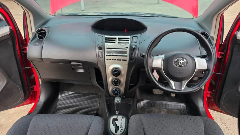 2010 Toyota Yaris II 2