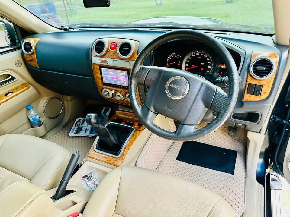 2011 Isuzu MU-7 3