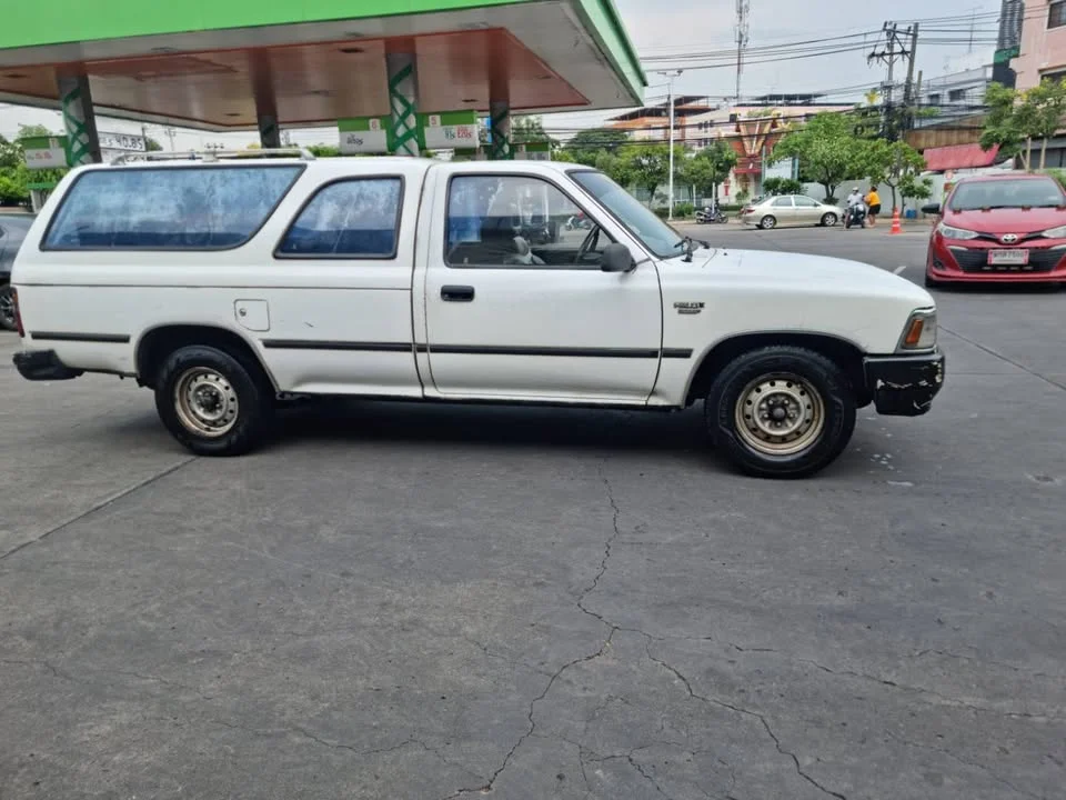 1990 Toyota Hilux Mighty-X V 3