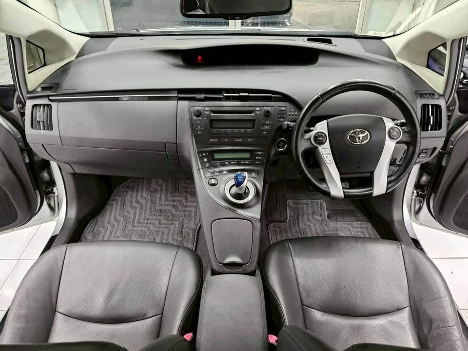 2011 Toyota Prius III 3